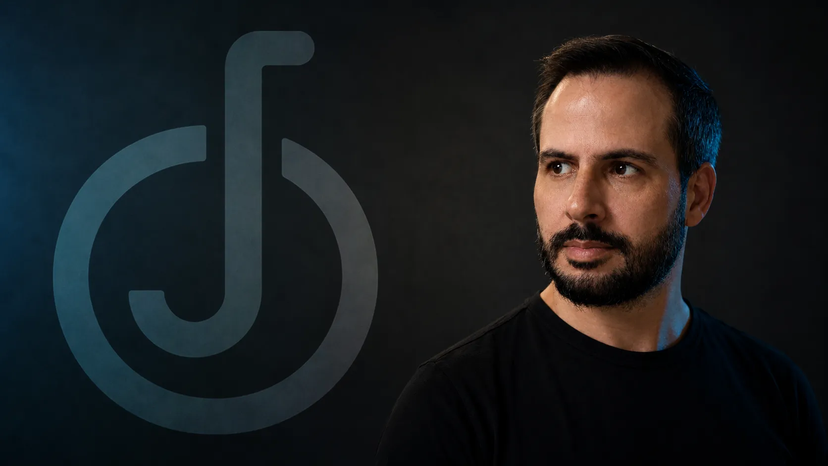 Augusto Bento, desenvolvedor web da JAMPA 360, em estúdio com iluminação azul